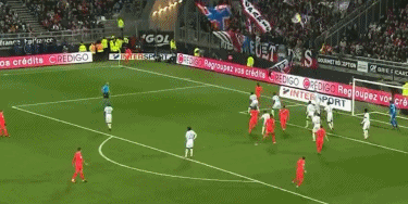 北雪平球迷向场内投掷烟花，瑞典超甲升级附加赛被迫中断