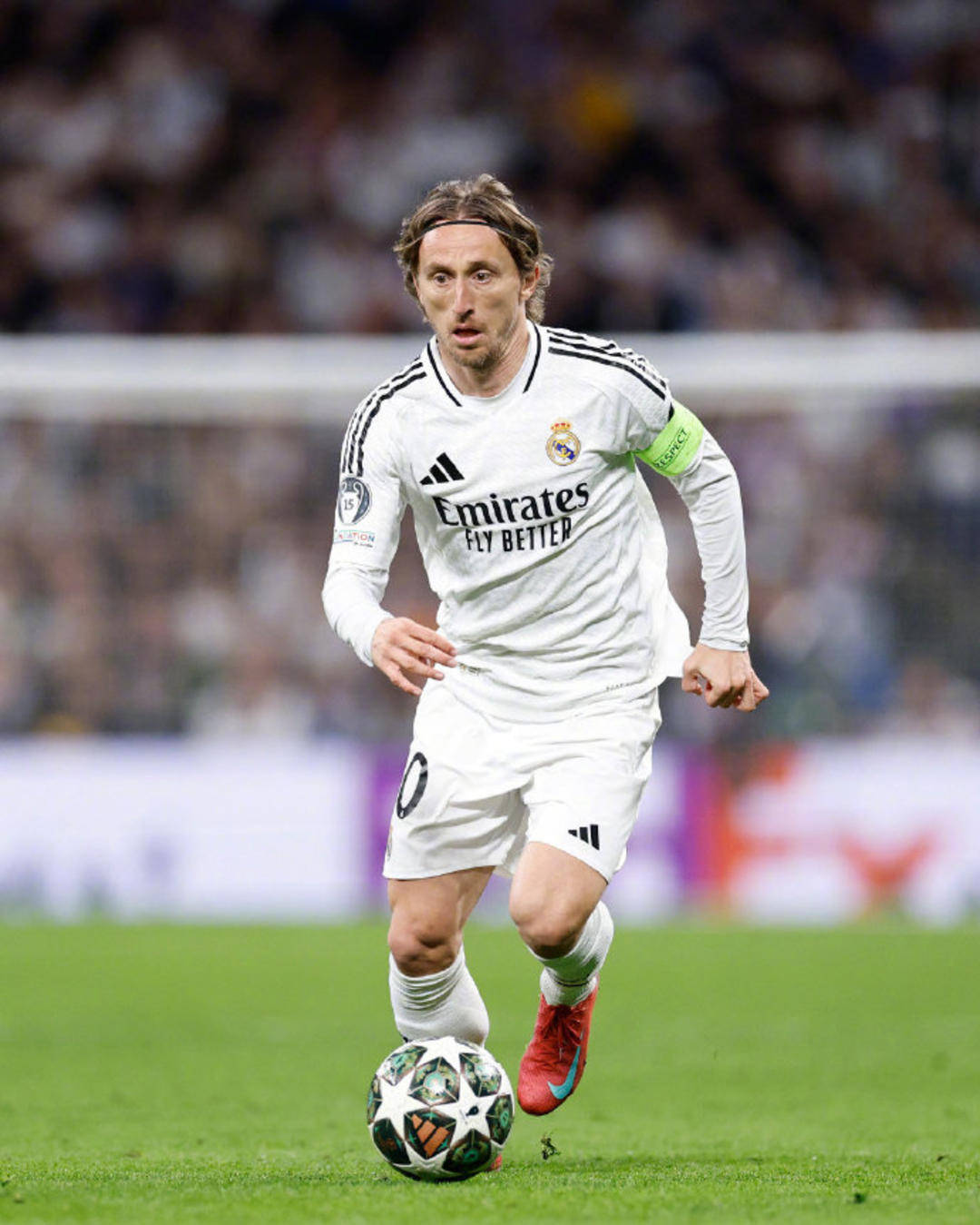 内马尔赛前牵着自己的女儿马维入场，之后还给女儿比心